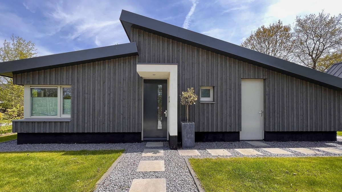 Dirkshorn House | Modern villa with terrace and garden in Dirkshorn