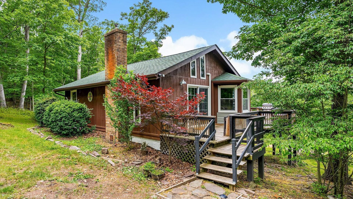 Berkeley Springs Ski Chalet | Modern w Mountain Views, Hot Tub, Deck & Fire Pit