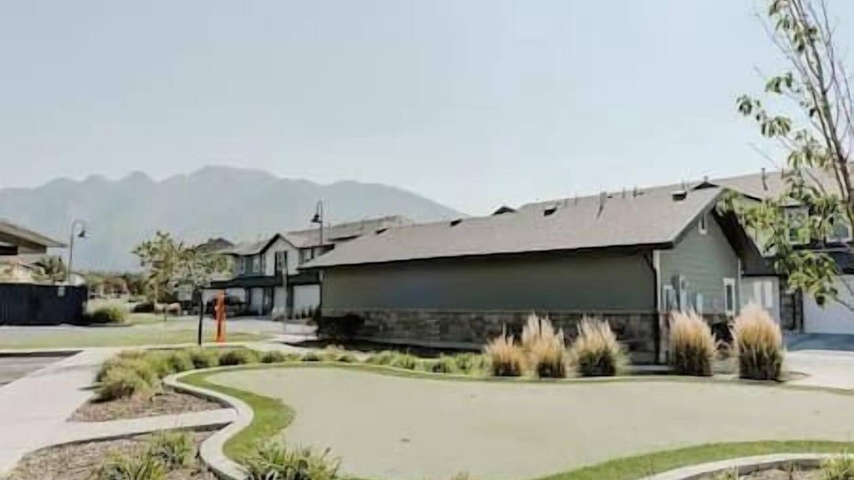 Draper House | Modern w/Pool, Gym, HotTub, Golf, Pet Friendly!
