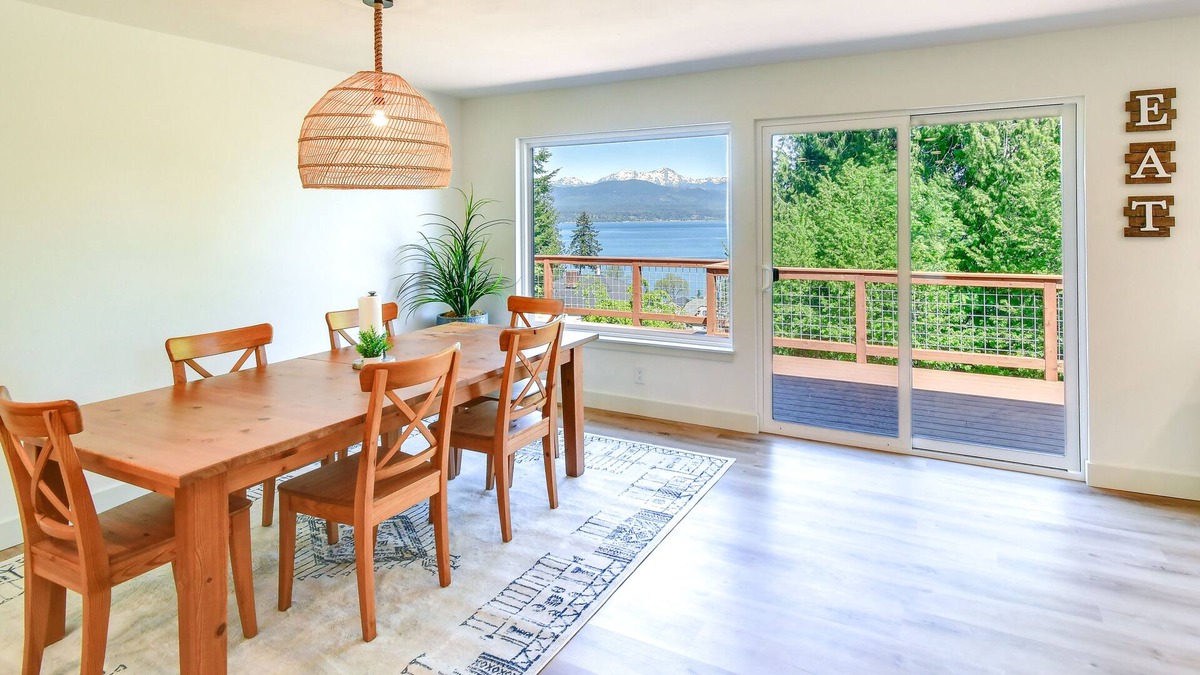 Union House | Modern Washington Home w/ Deck & Stunning Views!