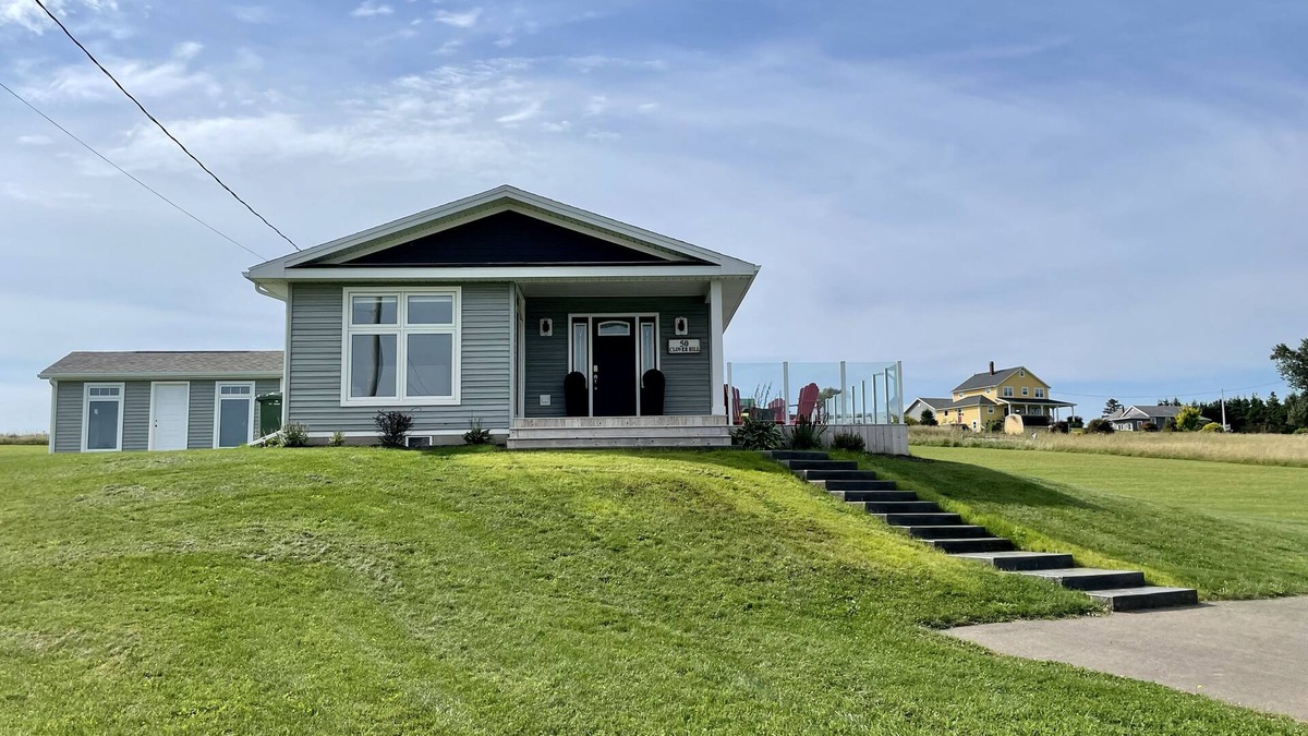 Stanley Bridge House | Modern Water-View Cottage with A/C