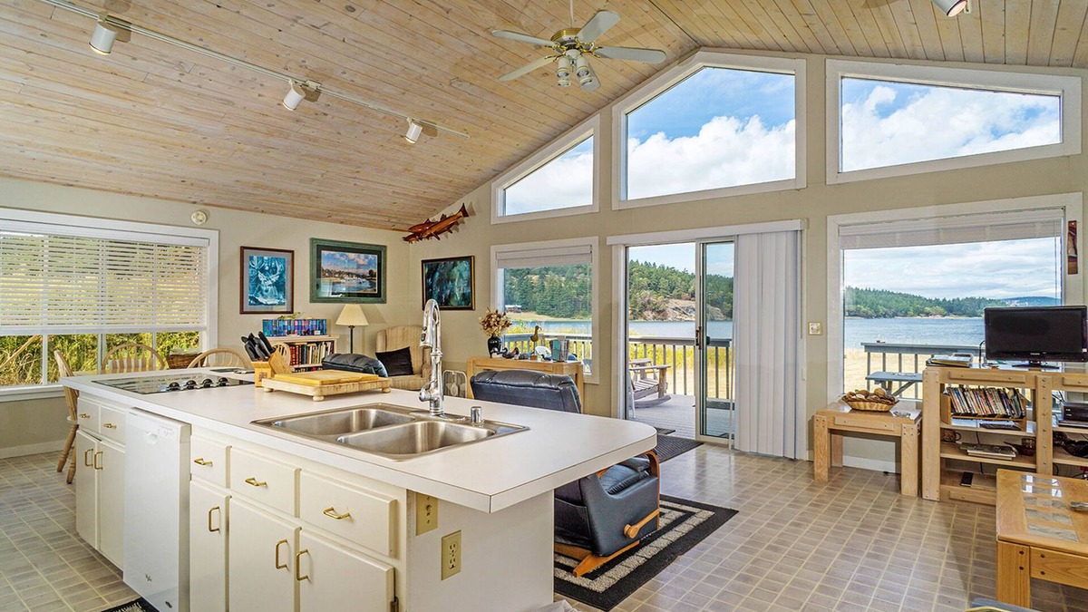 Lopez Island House | Modern waterfront home minutes from shopping, dining, & beaches