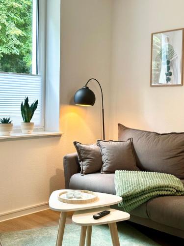 Aschersleben Apartment | Modernes Apartment mit Queensize-Bett, NETFLIX, Küche, Erdgeschoss, Nähe AMEOS Klinik