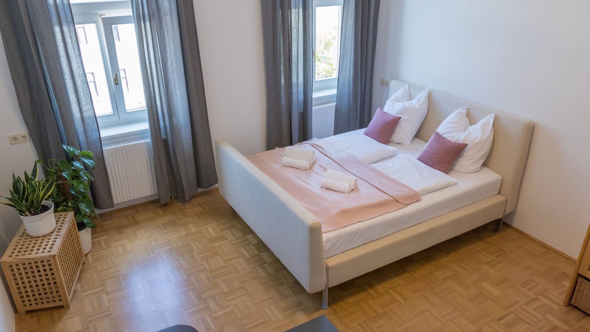 Favoriten House | Modernes Apartment mit Balkon für Große Gruppen