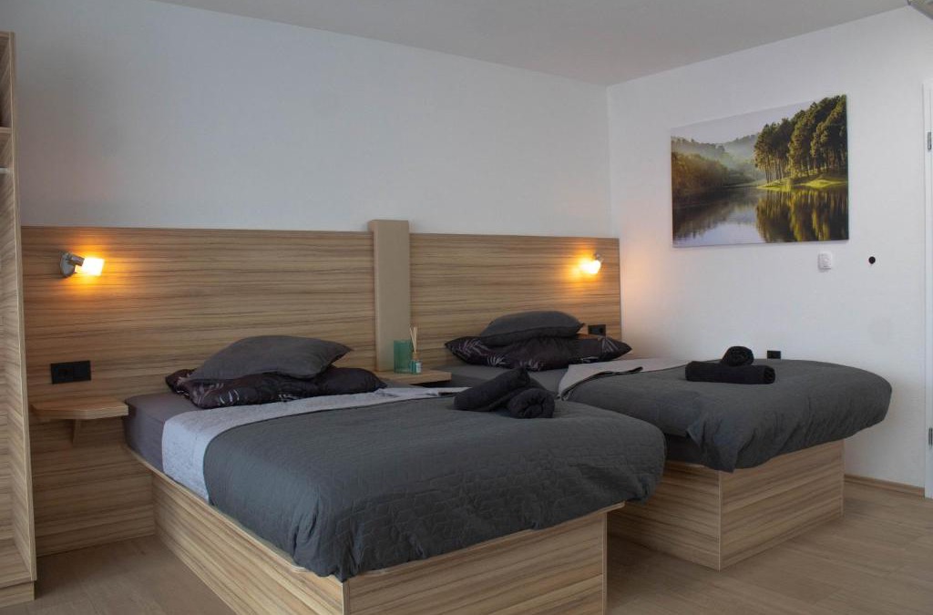 Gaertringen Apartment | Modernes Studio mit großem Balkon, vollausgestatteter Küche und idealem Arbeitsplatz für Home Office