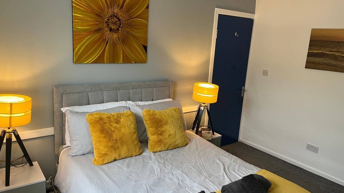 Runcorn House | Modernised 4bed stay-away-home in Runcorn sleeps 7