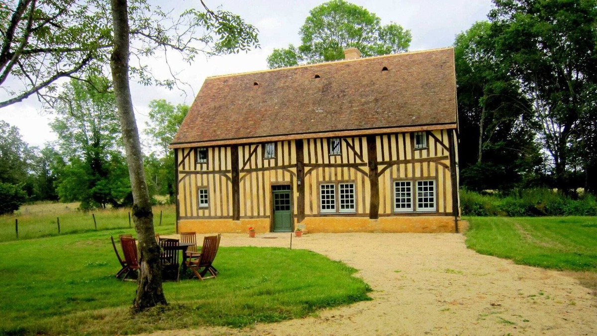 Saint-Aignan House | Modernised detached half-timbered house on the estate of a 16th century castle