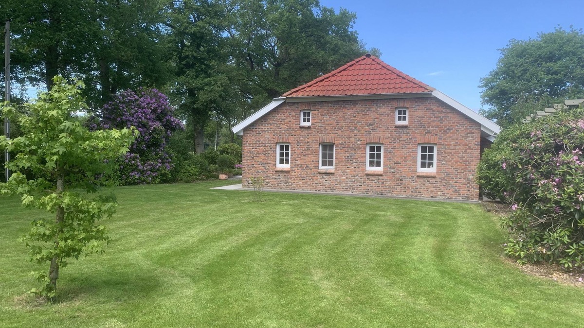 Uplengen Cottage | Modernised farmhouse near Oldenburg with a beautiful garden in the countryside