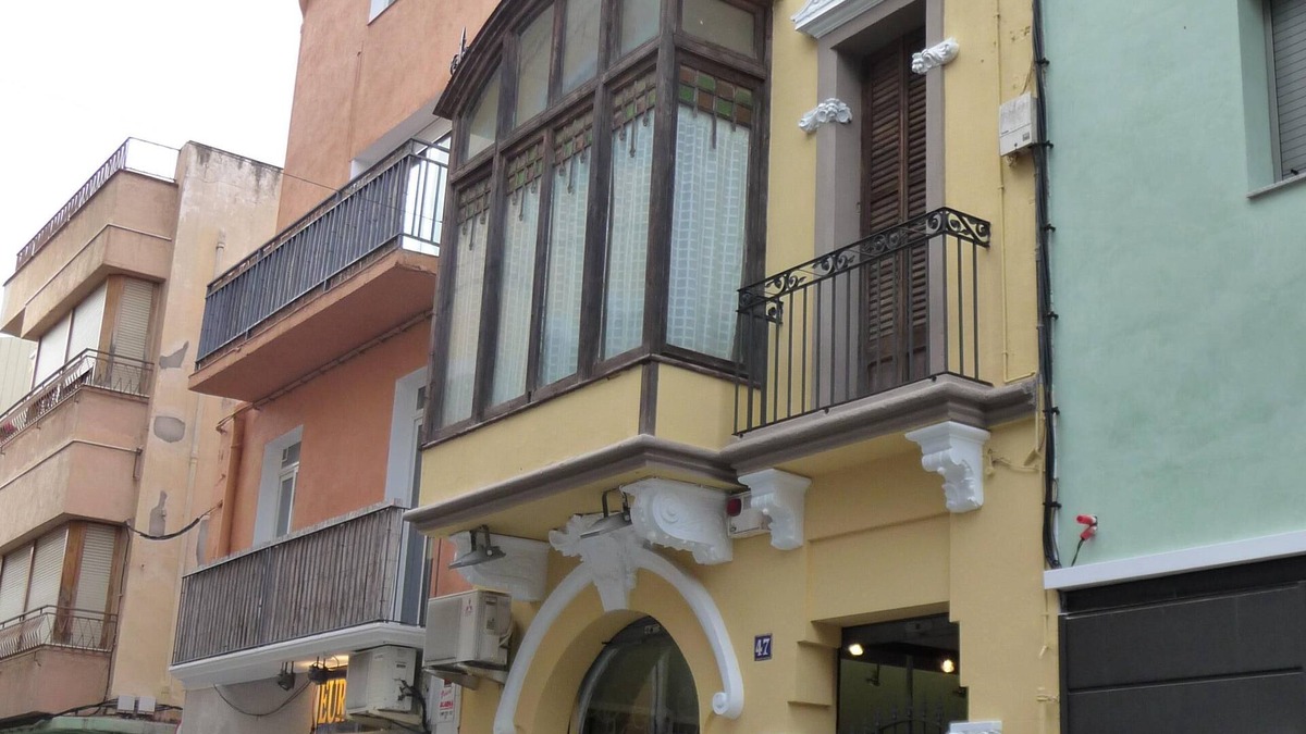 Malgrat de Mar House | Modernist house in a population center ideal for families