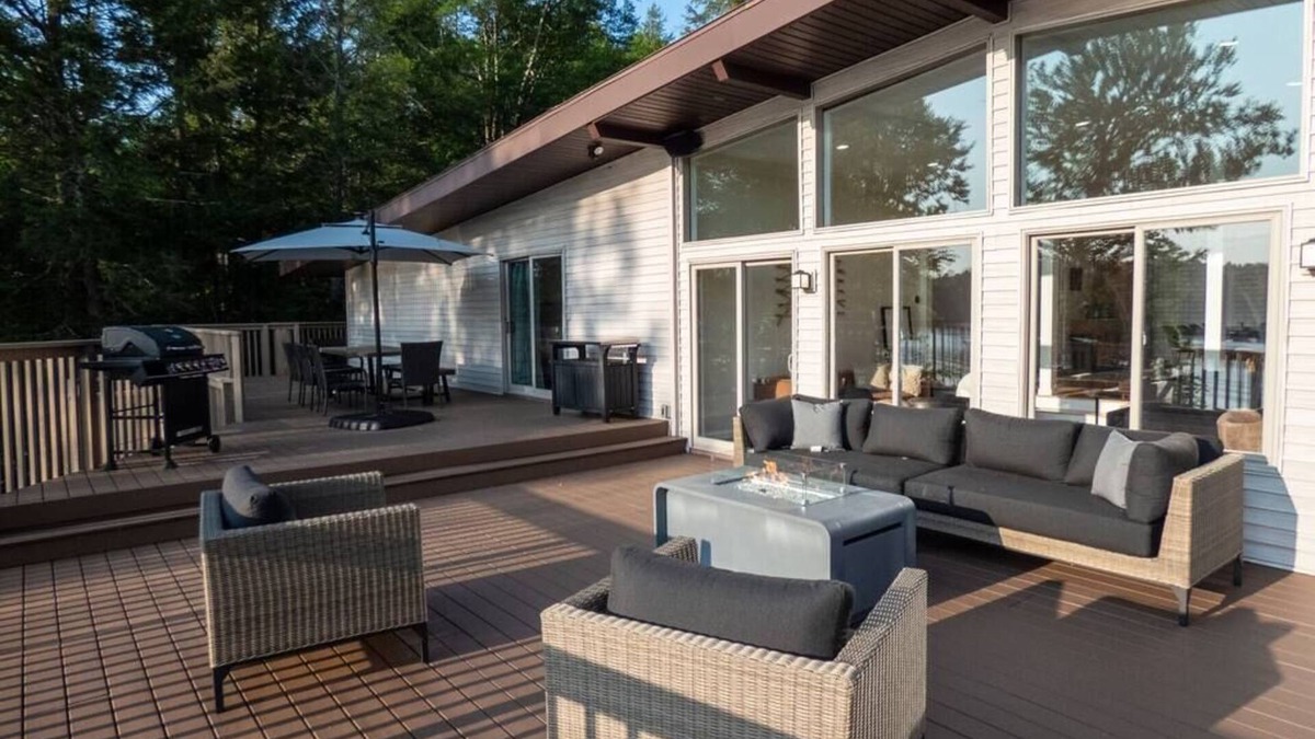 Monticello House | Modernist Lakefront Sojourn
