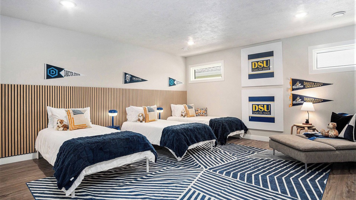 Madison House | Modernized - 1 Level - Dog Friendly - King Bed Suite - 3 TVs - Gourmet Kitchen