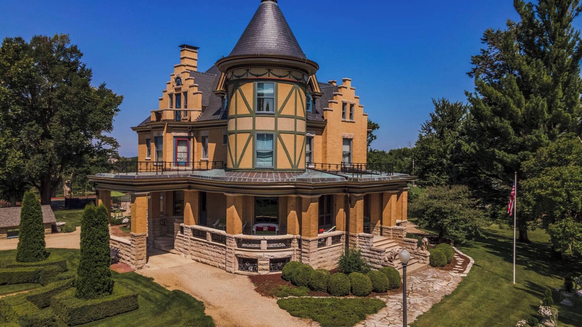 Lexington House | Modernized 1898 Victorian Castle on Route 66