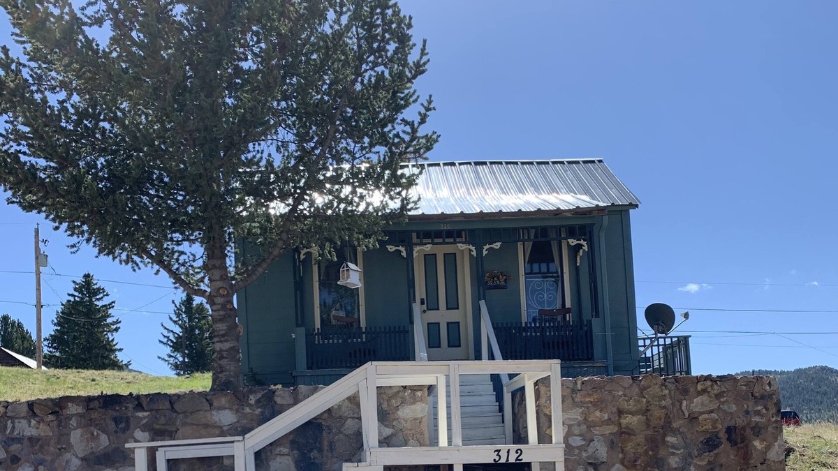 Victor House | Modernized Miner Cabin in Victor Colorado!