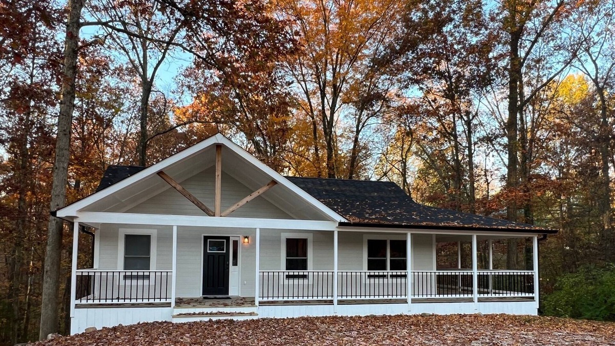 Nineveh House | Modernly Appointed Lakehouse, Backs Up to the Woods, Sleeps 10, Full Kitchen