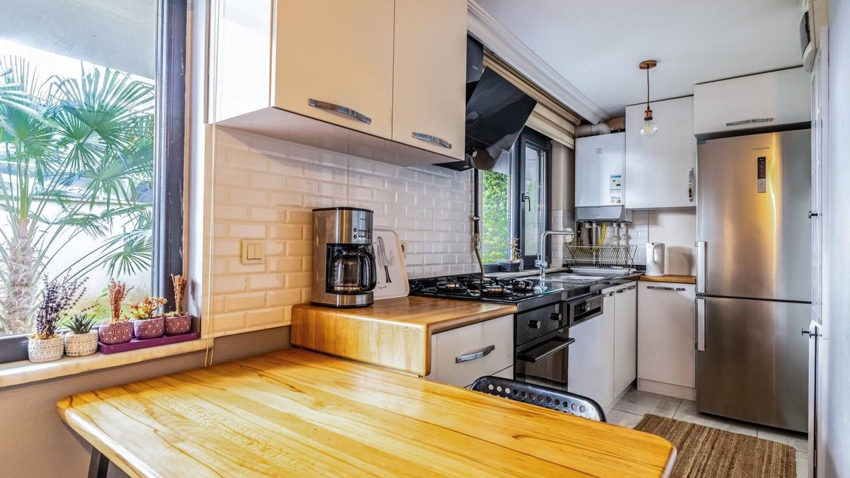 Maltepe Apartment | Modernly Designed Flat Near Metro in Maltepe