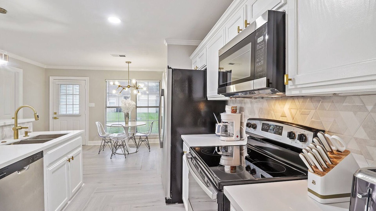 Gonzales House | Modernly Styled Home - 30 minutes away from New Orleans Airport & Baton Rouge