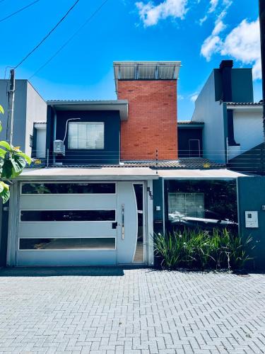 Santa Cruz House | Moderno Sobrado Climatizado com Ar Quente e Frio
