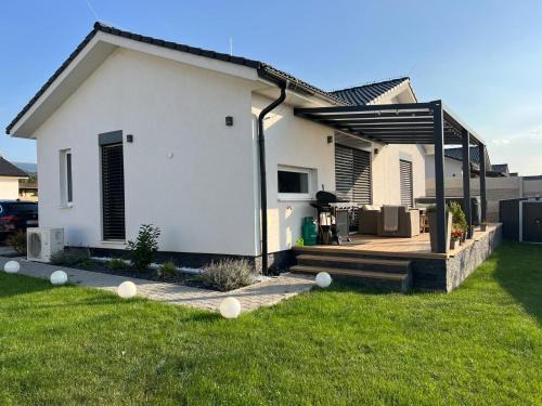 Trencin House | Moderny luxusny domcek s vyhladom na zamok