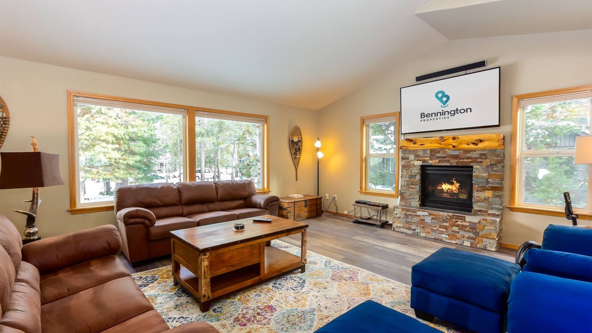 Deer Park House | MODO06 - Huge Home, 3 King Ensuites, A/C, Gas Fireplace, Ping Pong, Bikes