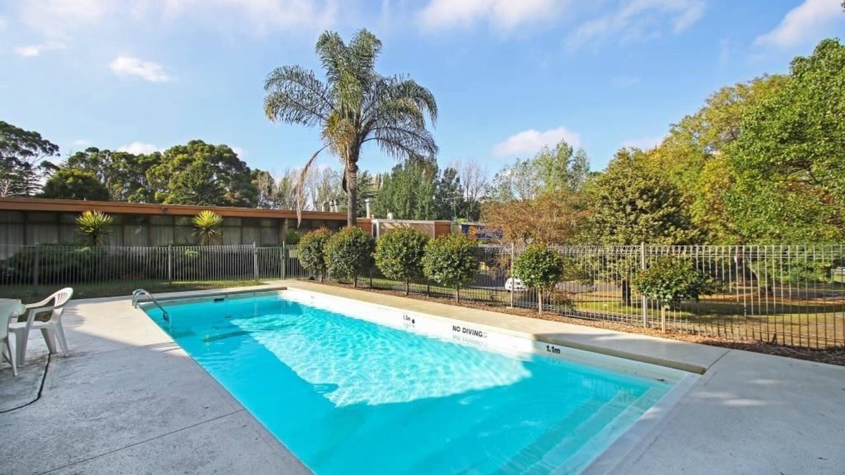 Newborough Hotel | Moe Parklands Motel