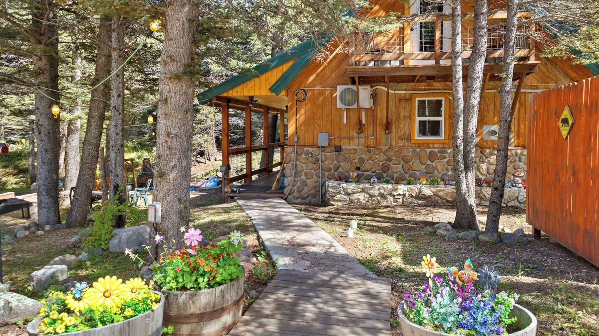 Red River Cottage | "Moe's Riverside Cottage", Riverfront, Pet friendly, WIFI, sleeps 6