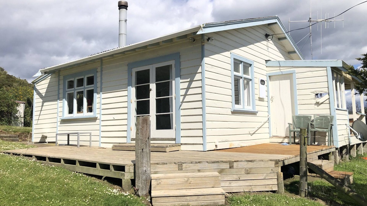 Moeraki House | Moeraki Cottage overlooking the ocean in the Moeraki Village