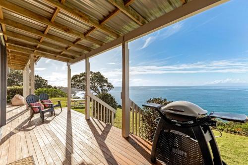 Onetangi House | Moeraki with private walkway to Onetangi Beach by Waiheke Unlimited