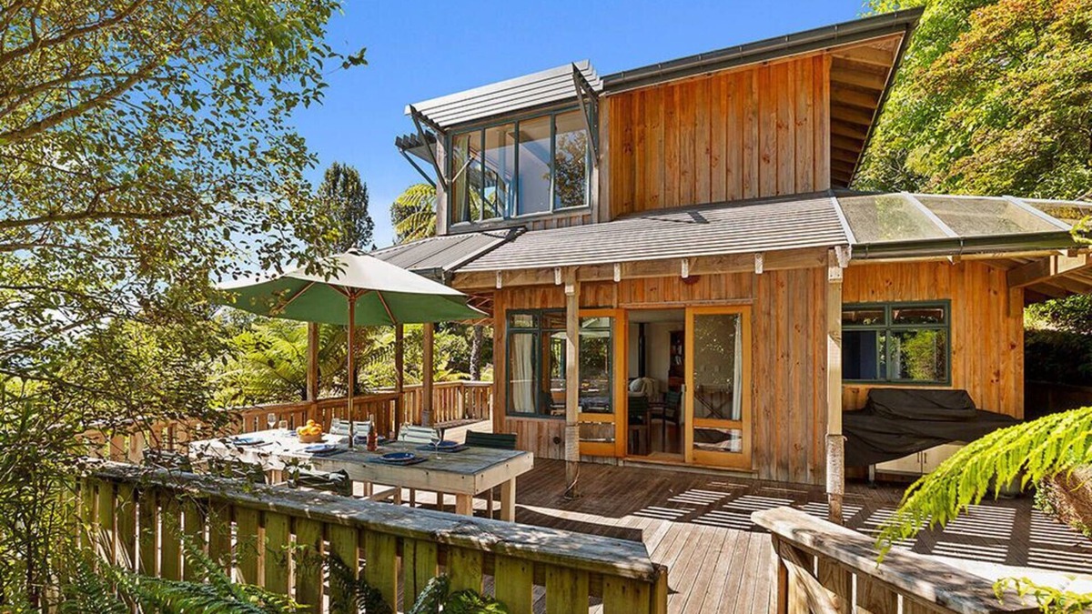 Pukawa Cottage | Moetu Lodge - Pukawa Bay Holiday Home