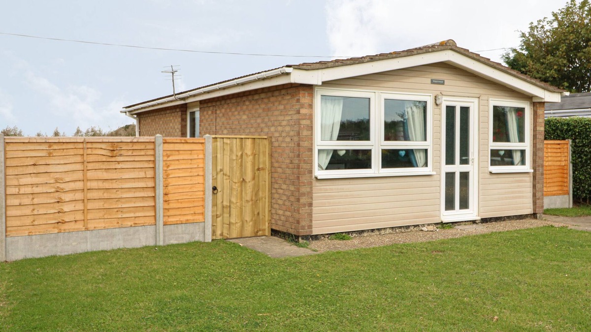 Anderby Creek Cottage | MOGGS RETREAT, pet friendly, with a garden in Chapel St Leonards