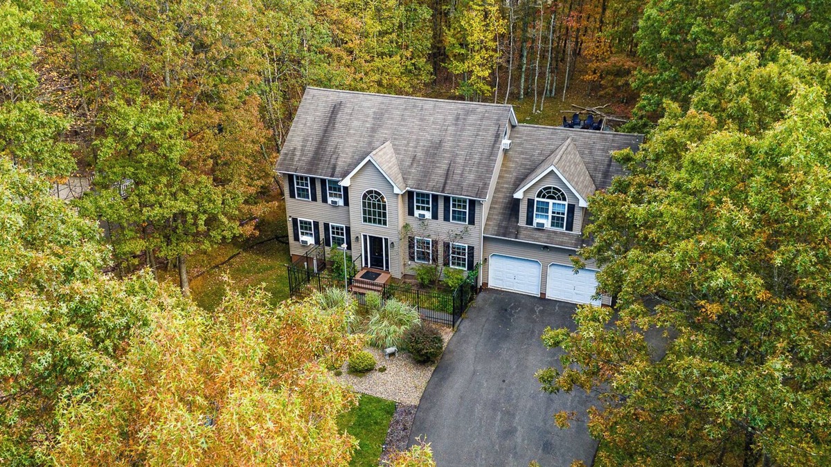 Albrightsville Villa | Mohawk Kudil in Poconos !Njoy Your spring with Hot Tub, Private Pool & Game Room