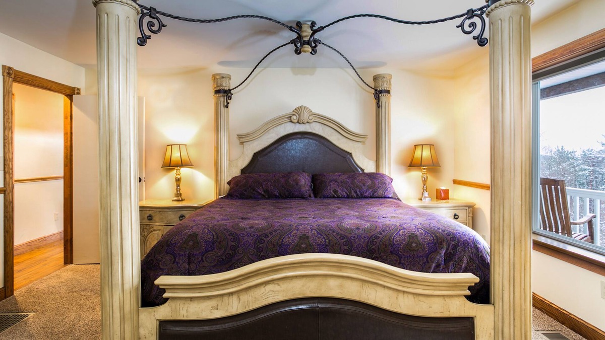 Butler House | Mohican Sunrise Luxury Home, Hot Tub, Fireplace, Pooltable, Two Kings, Free WiFi