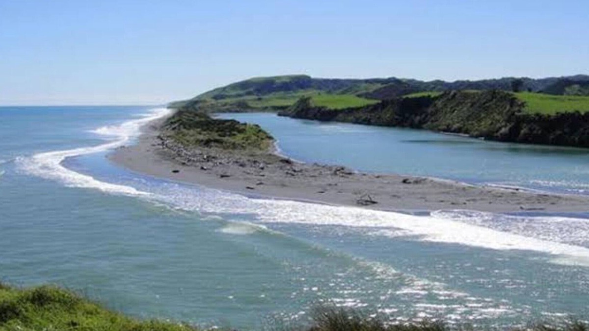 Awakino House | MOKAU 'Number One' Bach situated 5 minutes drive from Mokau 1 Briscoe st Awakino