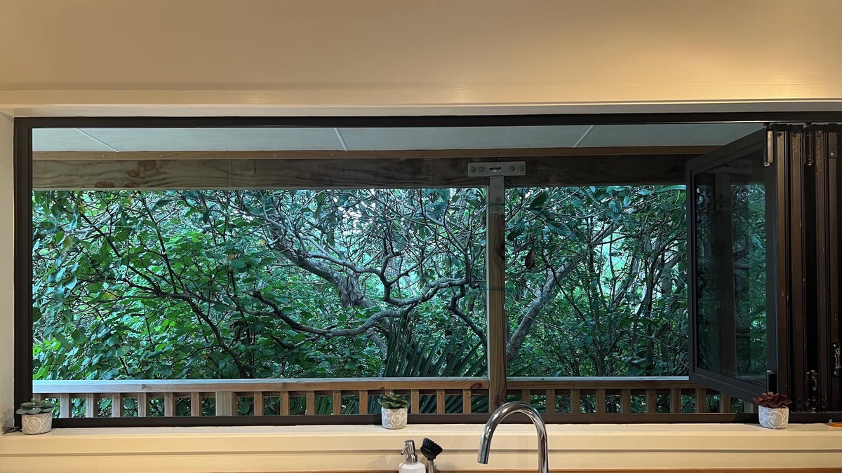 Tuateawa House | Mokoroa Retreat - peaceful location, pet friendly!