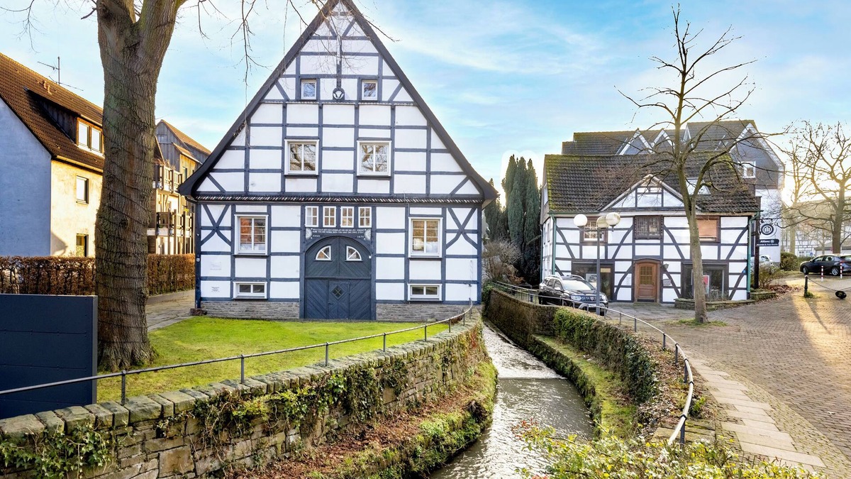 Bachviertel Apartment | MOLA Apartments-Historic apartment in the Bachviertel-Altstadt-Parking lot- WLAN