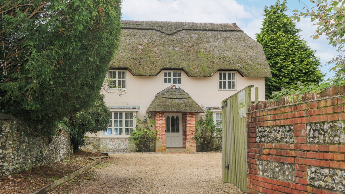 East Woodyates Cottage | MOLES COTTAGE, pet friendly, with open fire in Sixpenny Handley