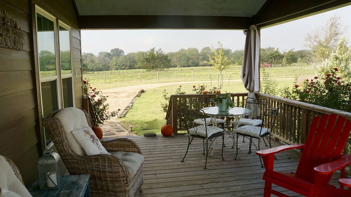 Round Top Cabin | Molly Cabin - Private cabin with 2 bedrooms, one queen and one king bed, full bath with walk-n-shower. Full kitchen with fridge/ice maker, coffee bar, front and back porches, private out door fire pit, outdoor shower.