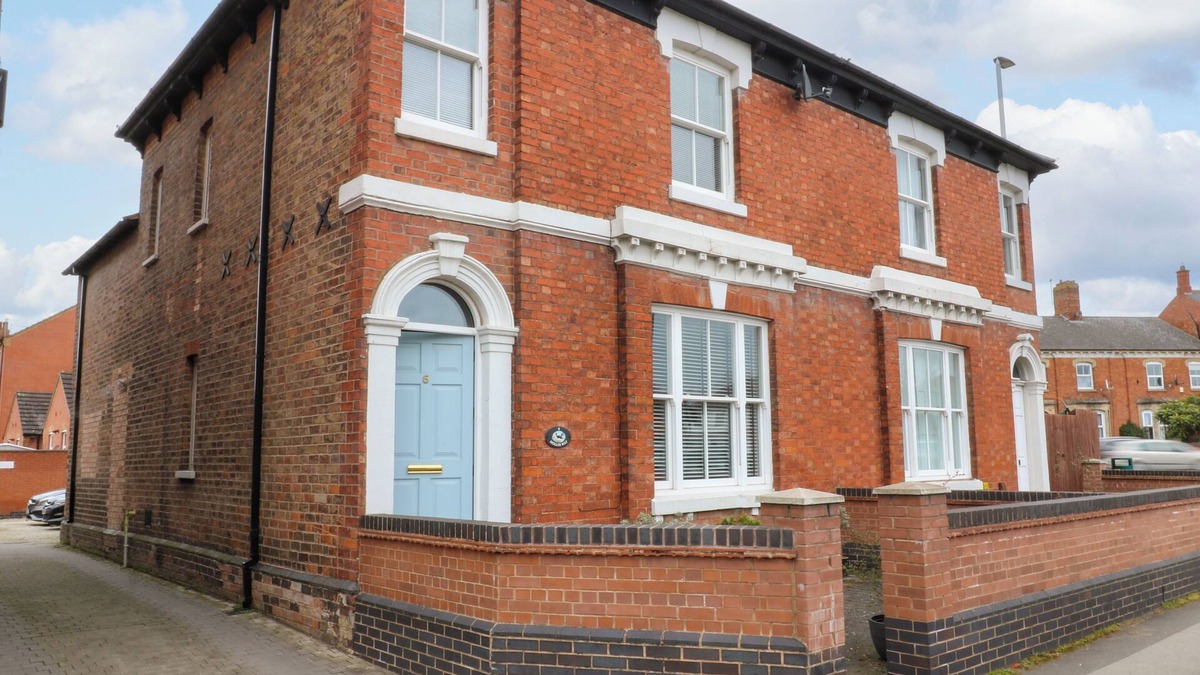 Melton Mowbray Cottage | MOLLY'S WAY, pet friendly, with a garden in Melton Mowbray