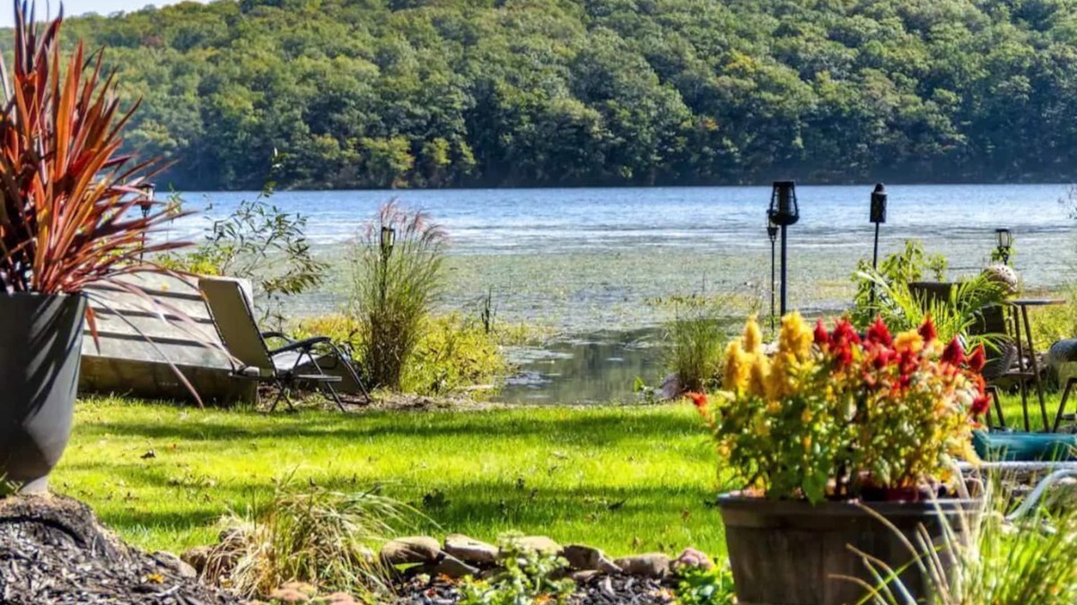Monroe House | Mombasha Lake House
