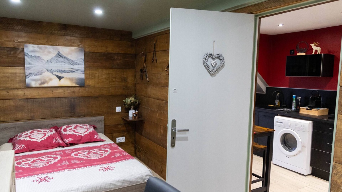 Venoy Apartment | Mon p'tit Chalet-Apartment-Apartment-Ensuite with Shower-Countryside view