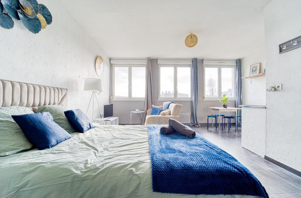 Plantieres Queuleu Apartment | Mon Rez-de-Chaussée Ville Parking Privé Un-Séjour-à-Part