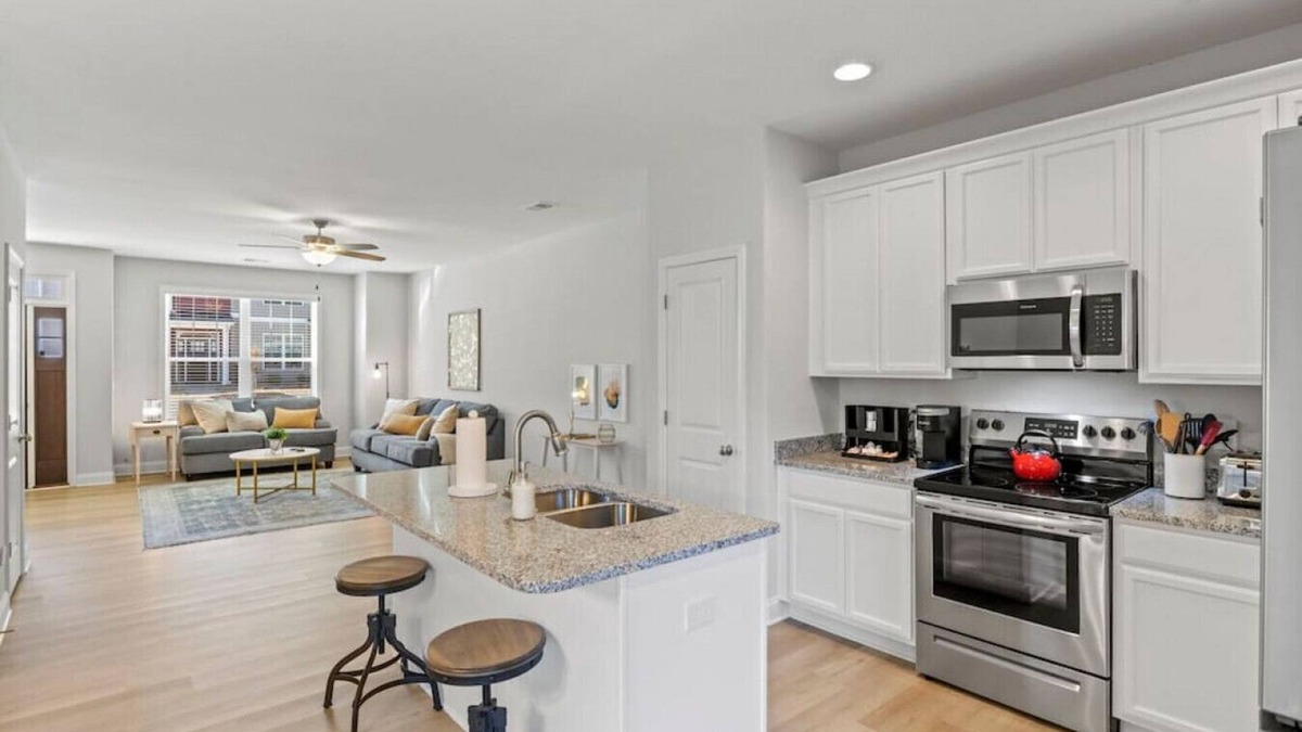 Taylors House | Monarch Meadow - 15 min to Downtown Greenville!