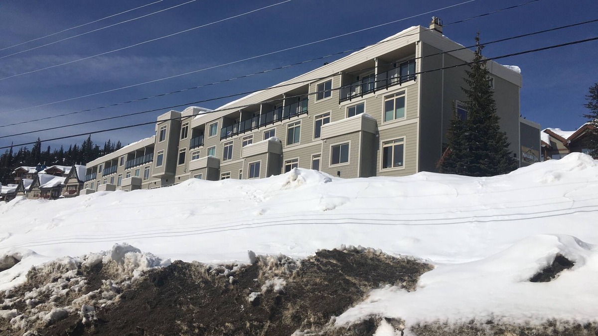 Big White Ski Resort House | Monashee Inn. @ Big White.