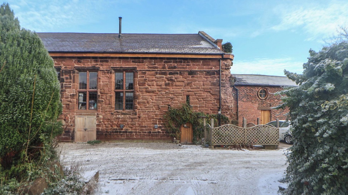 Elton Cottage | MONASTERY HALL, pet friendly, with open fire in Elton, Cheshire