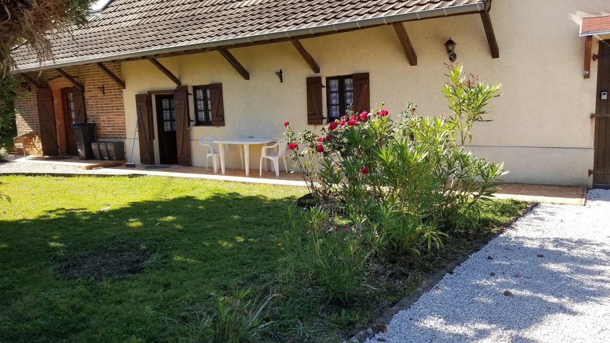 La Chapelle-Naude House | Moni's Cottage, vacation home in the middle of nature