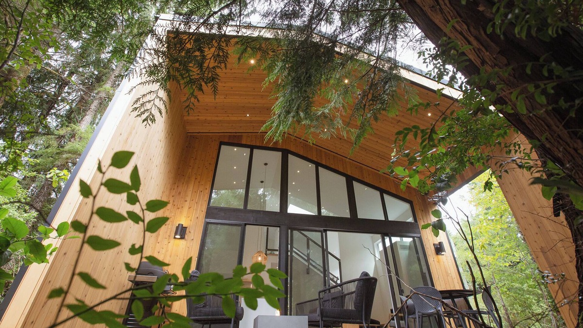 Tofino House | Moniker Beach House close to beaches + shops
