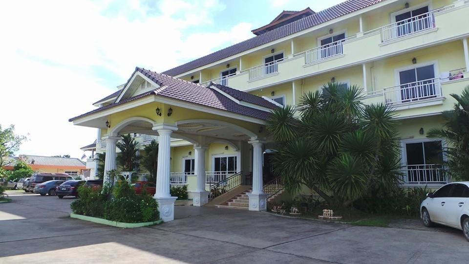 Phitsanulok Hotel | Monrawee Pavilion Resort