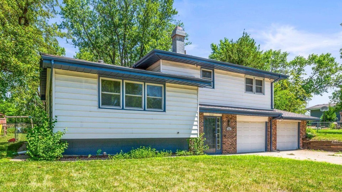 South Central Omaha House | Monroe. Quiet 4BR w/Huge Yard . Ideal for Crews & Families