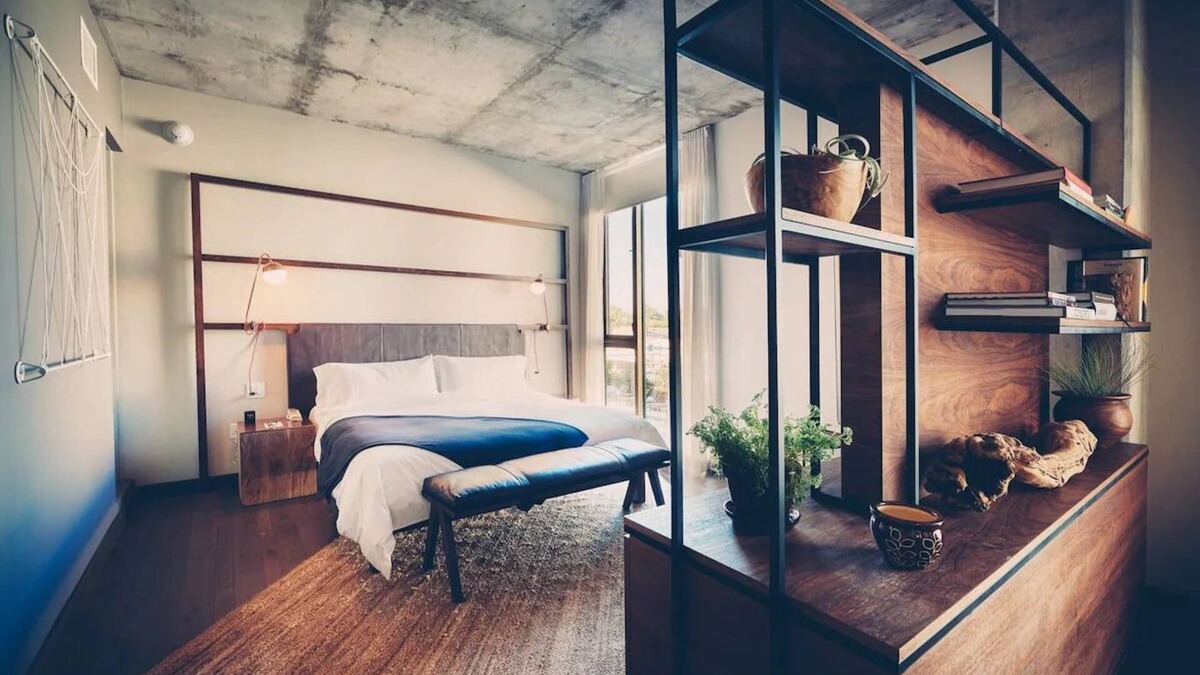 South River City Hotel | Monroe Suite at Trendy South Congress Hotel Austin