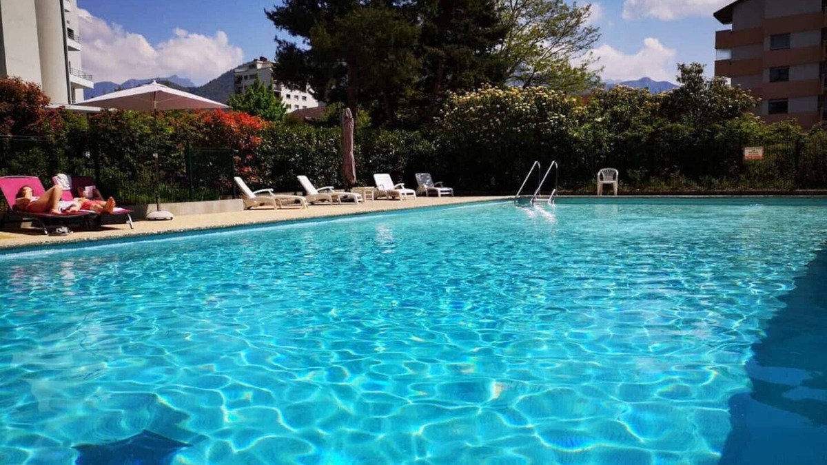 Annecy Apartment | Mont Royal balcon et piscine