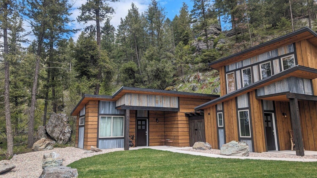 Bigfork Cabin | Montana Ponderosa Cabin #4- Walk to Flathead Lake, Short drive to Glacier Park